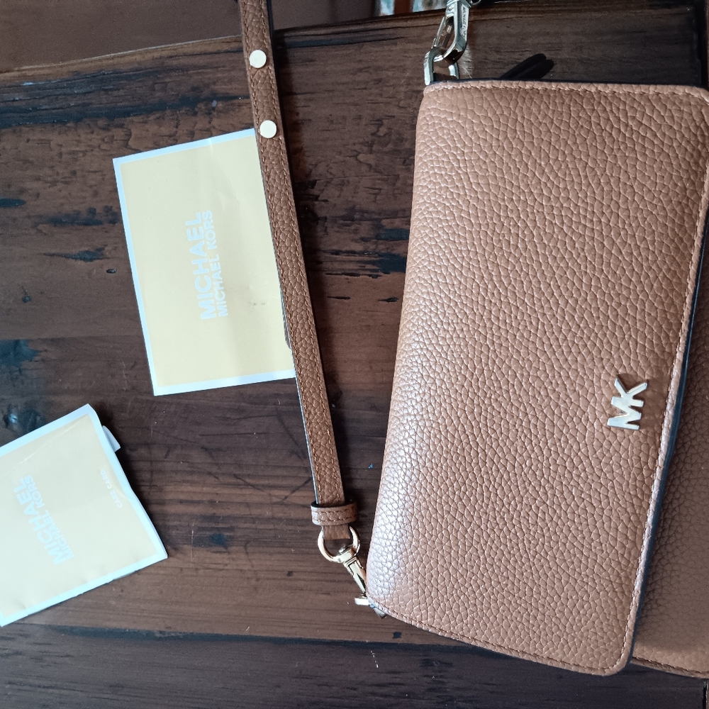 Small Leather Michael Kors cross body purse